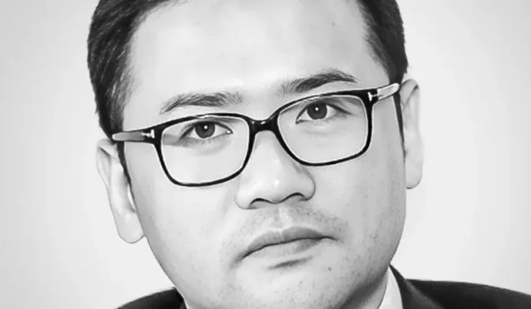 Quan Zhao es gerente sénior de programas en la División de Desarrollo de Mercados del Centro de Comercio Internacional, es un exnegociador comercial chino y expresidente del Comité de Comercio de Servicios Financieros de la Organización Mundial del Comercio.