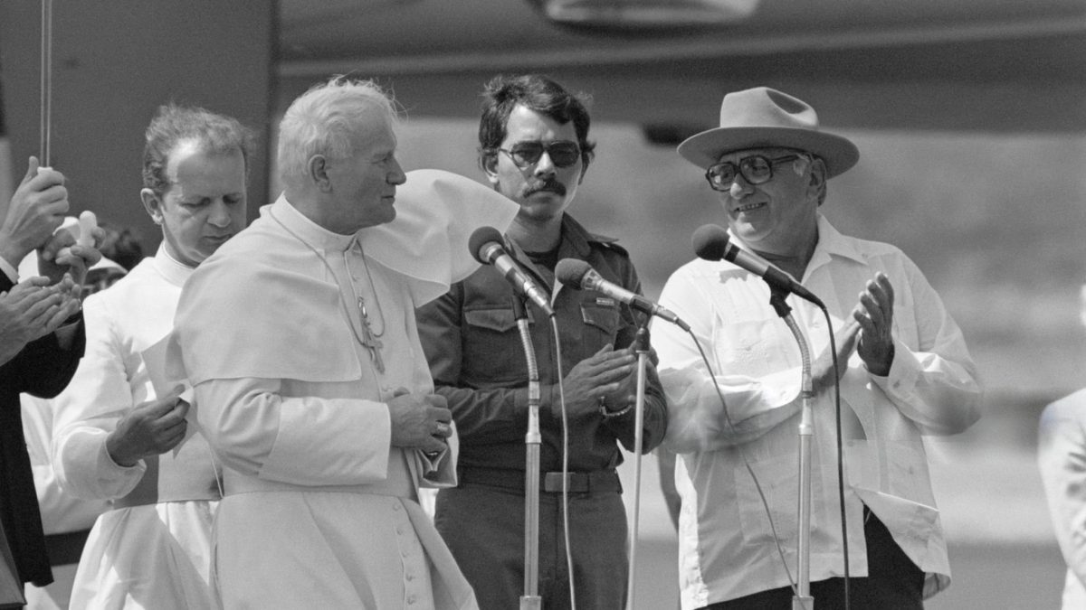 El papa Juan Pablo II durante su primera visita a Nicaragua, el 4 de marzo de 1983. Al centro, Daniel Ortega y Rafael Córdova Rivas, miembros de la Junta de Gobierno. LA PRENSA / ARCHIVO