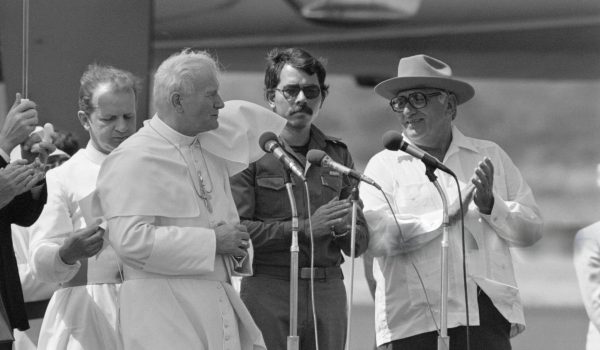 El papa Juan Pablo II durante su primera visita a Nicaragua, el 4 de marzo de 1983. Al centro, Daniel Ortega y Rafael Córdova Rivas, miembros de la Junta de Gobierno. LA PRENSA / ARCHIVO