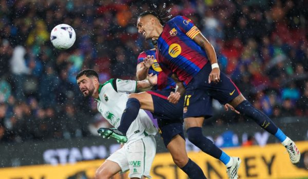Raphinha marca hat-trick ante Sevilla