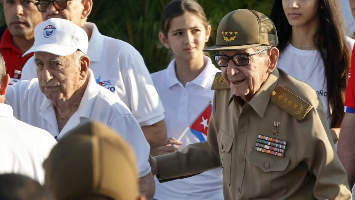 Fotografía de archivo, tomada el pasado 1 de mayo, en la que se captó al expresidente de Cuba Raúl Castro (2-d), al asistir a la conmemoración del Día Internacional del Trabajo, en La Habana (Cuba). EFE/Ernesto Mastrascusa