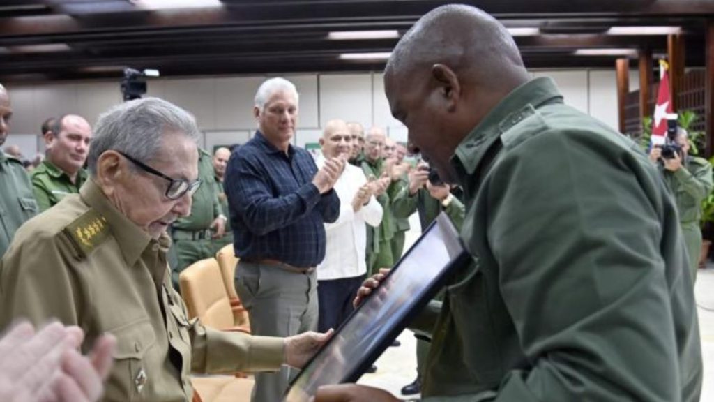 Raúl Castro durante el acto político cultural por el aniversario 65 de la integración de la Dirección de Seguridad Personal. Foto: Granma.