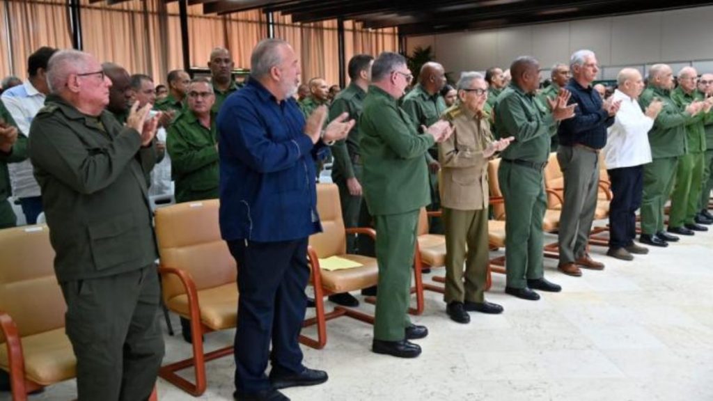 Raúl Castro durante el acto político cultural por el aniversario 65 de la integración de la Dirección de Seguridad Personal. Foto: Granma.