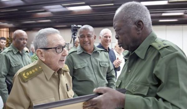 Raúl Castro durante el acto político cultural por el aniversario 65 de la integración de la Dirección de Seguridad Personal. Foto: Granma.