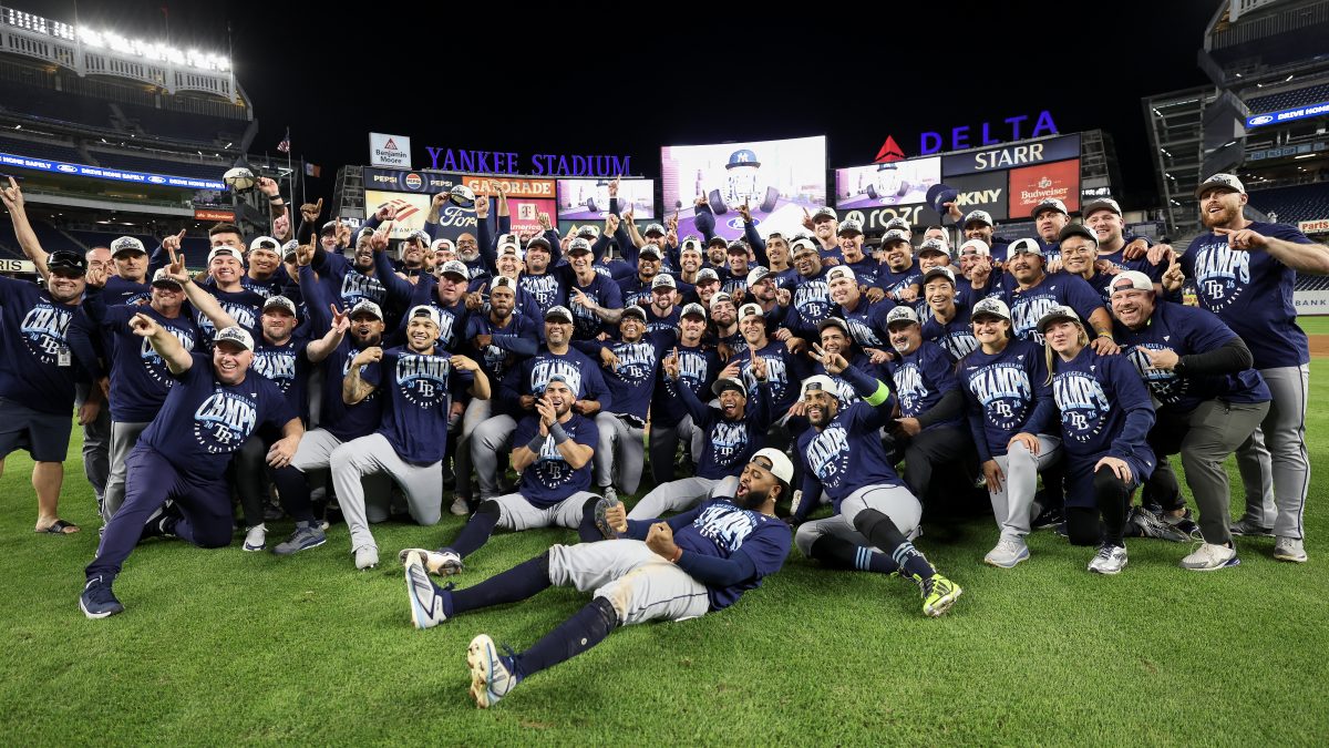 Los Rays de Tampa Bay celebran en el Yankee Stadium su banderón del Este de la Liga Americana. LA PRENSA/AFP