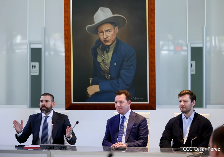 Representantes de la empresa británica Condor Gold, entre ellos Nick Candy se reunieron con Laureano Ortega