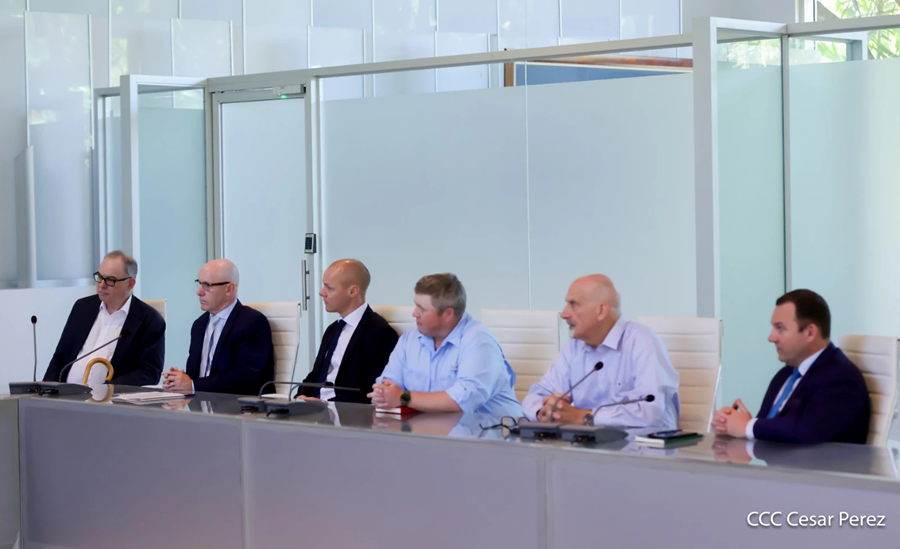 Representantes de la empresa británica Condor Gold, entre ellos Nick Candy se reunieron con Laureano Ortega