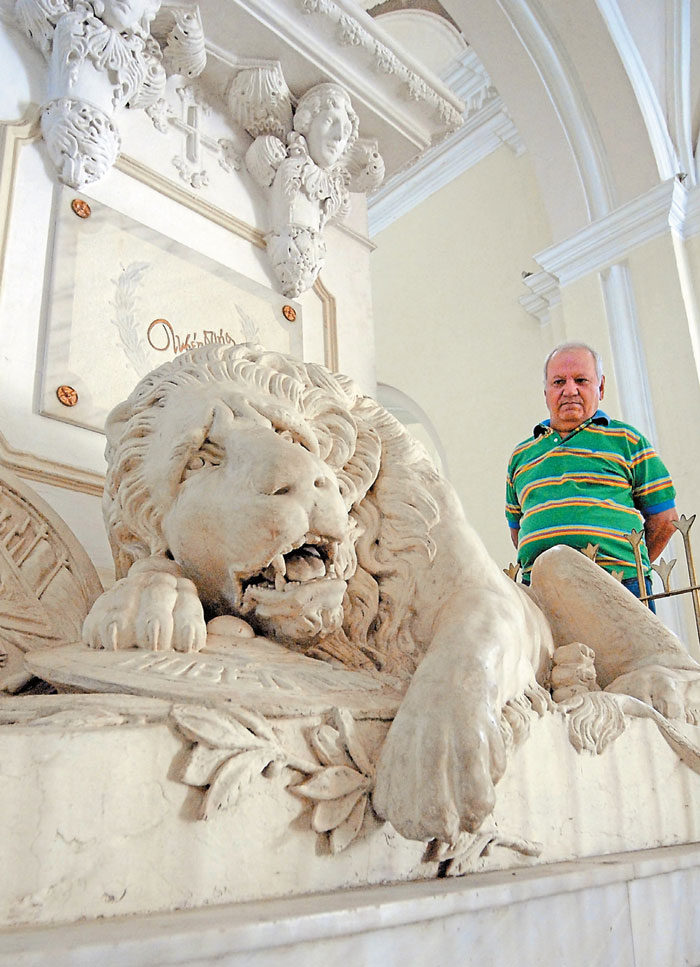 Rubén Benito Darío Salgado, nieto de Darío por la línea española, visita la tumba de su abuelo en León. LA PRENSA/ ARCHIVO