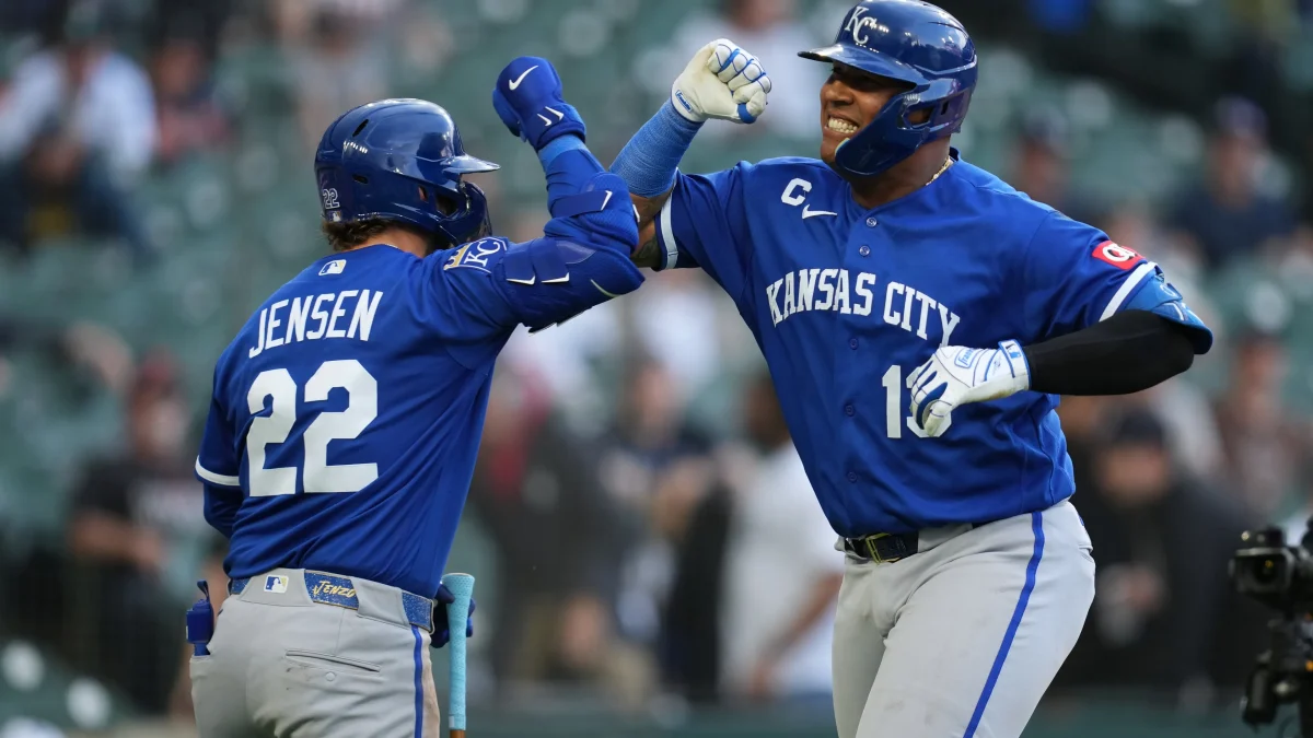 Salvador Pérez junto a Carter Jansen, el catcher que debe relevarlo en los Royals.
