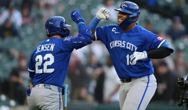 Salvador Pérez junto a Carter Jansen, el catcher que debe relevarlo en los Royals.