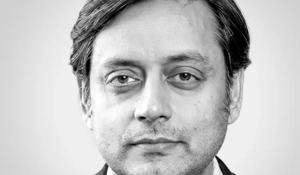 Shashi Tharoor es ex subsecretario general de la ONU y ex ministro de Estado de Asuntos Exteriores y de Desarrollo de Recursos Humanos de la India, es un miembro electo del Parlamento por cuarta legislatura en representación del opositor Congreso Nacional Indio.