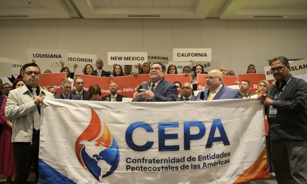 El presidente de la Confraternidad de Entidades Pentecostales de las Américas (Cepa), Ángel Marcial, habla durante una rueda de prensa este martes, en Washington D.C. (Estados Unidos). EFE/ Lenin Nolly