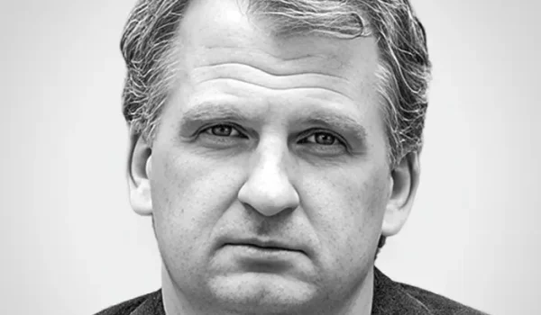 Timothy Snyder es primer catedrático de Historia Europea Moderna en la Escuela Munk de Asuntos Globales y Políticas Públicas de la Universidad de Toronto y miembro permanente del Instituto de Ciencias Humanas de Viena, es autor o editor de 20 libros.