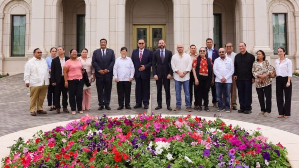 Una comitiva encabezada por dos de los hijos de los codictadores y los dos cancilleres visitan la Iglesia de Jesucristo de los Santos de los Últimos Días. Foto: El 19 Digital.