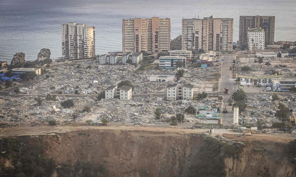 Fotografía aérea que muestra la urbanización Hugo Chávez que resultó afectada por los terremotos de junio en Catia La Mar (Venezuela). EFE/ Henry Chirinos