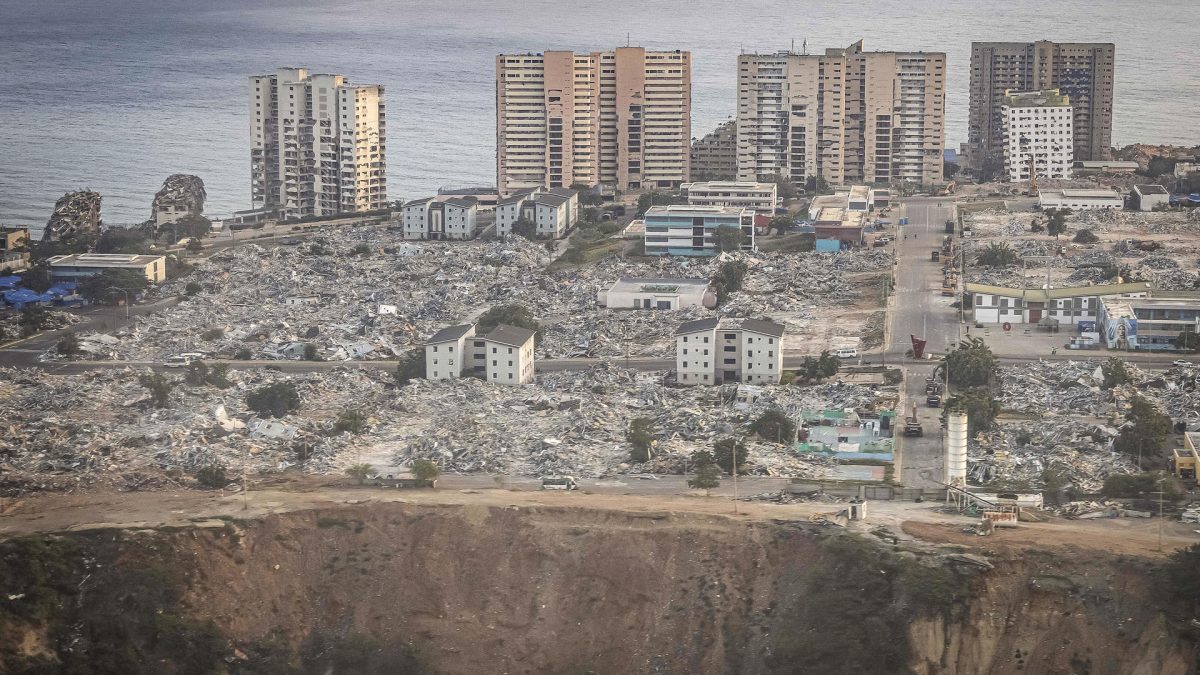 Fotografía aérea que muestra la urbanización Hugo Chávez que resultó afectada por los terremotos de junio en Catia La Mar (Venezuela). EFE/ Henry Chirinos