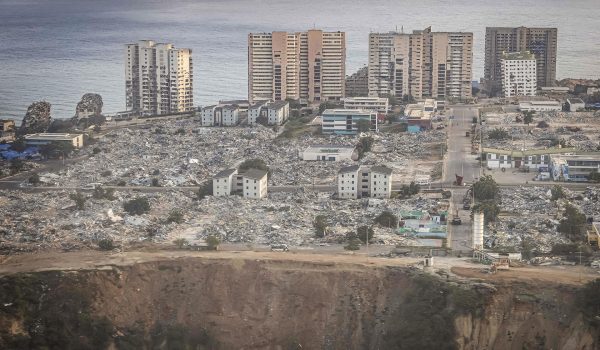 Fotografía aérea que muestra la urbanización Hugo Chávez que resultó afectada por los terremotos de junio en Catia La Mar (Venezuela). EFE/ Henry Chirinos