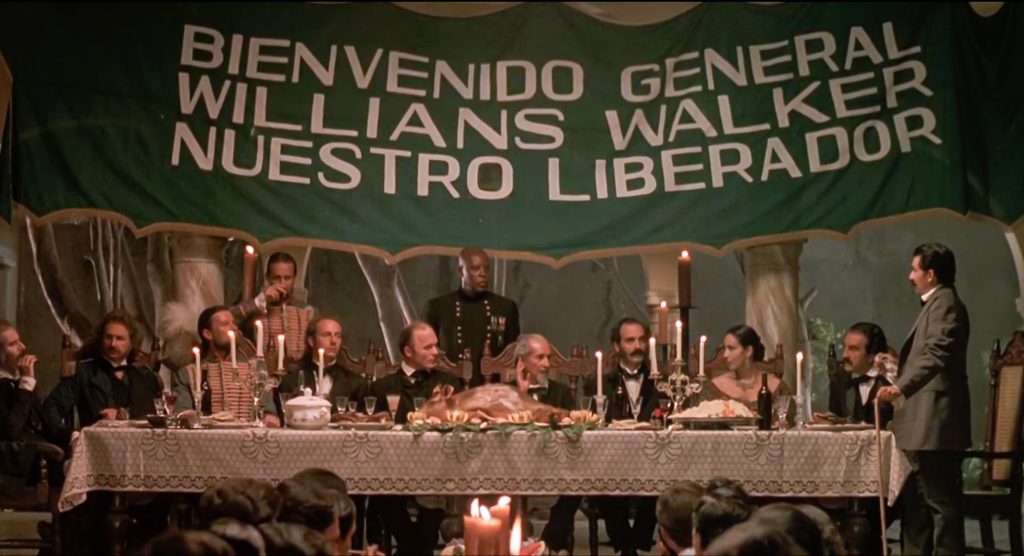 Cox visitó Nicaragua en 1984 y poco después comenzó a investigar a Walker. Con un guion firmado por Rudy Wurlitzer, el director buscó alejarse de la solemnidad del cine histórico tradicional para concebir un western político, satírico y cargado de anacronismos deliberados. LA PRENSA / UNIVERSAL PICTURES