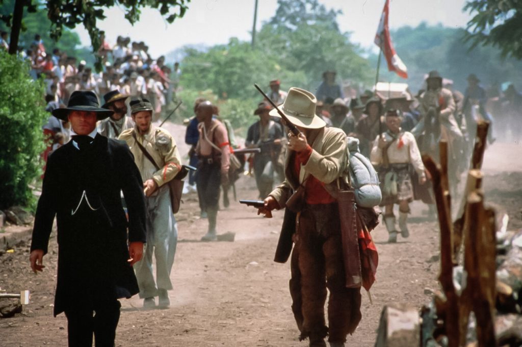Al llegar el reparto a Nicaragua, Ed Harris lideró una marcha forzada de unos 16 kilómetros —10 millas— por el campo nicaragüense. El actor buscaba que el elenco experimentara el rigor físico del terreno y consolidara una auténtica camaradería antes de encarnar a los filibusteros en pantalla. LA PRENSA / UNIVERSAL PICTURES