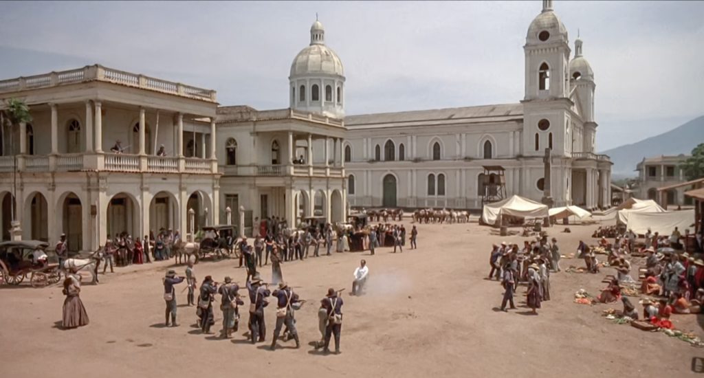 La plaza central de Granada fue cubierta con varios centímetros de tierra para recrear la época. En la escena, William Walker ordena el fusilamiento del general nicaragüense Ponciano Corral, su entonces ministro de Guerra, en plena plaza. LA PRENSA / UNIVERSAL PICTURES