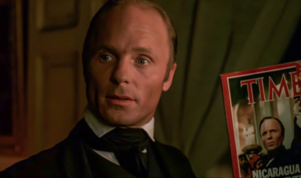 Otro anacronismo deliberado de la película: William Walker muestra a la cámara un ejemplar de la revista Time con su propio rostro en la portada. LA PRENSA / UNIVERSAL PICTURES