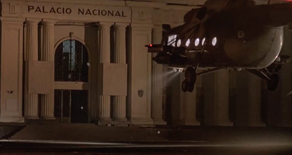 Un helicóptero Mi-17 de fabricación soviética aterriza en la Plaza de la Revolución para evacuar a los ciudadanos estadounidenses. La película no se encuentra disponible en las plataformas de streaming comerciales. LA PRENSA / UNIVERSAL PICTURES