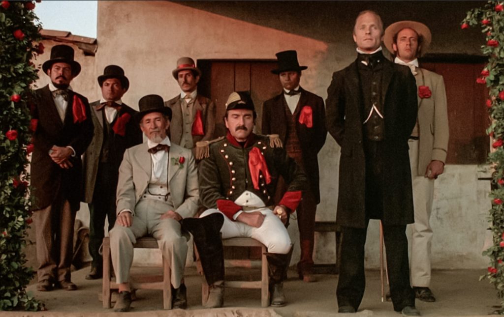 Ed Harris encabeza la escena junto a un grupo de políticos conservadores de Granada. En la imagen sobresale el actor mexicano Pedro Armendáriz Jr., vestido con uniforme militar de gala. LA PRENSA / UNIVERSAL PICTURES