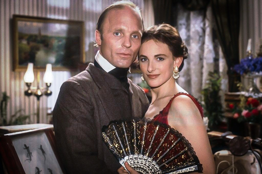 Ed Harris y Marlee Matlin, en los papeles de William Walker y Ellen Martin, comparten escena en Walker. Matlin interpretó a la prometida de Walker, quien tenía una discapacidad auditiva. LA PRENSA / JULIO DONOSO