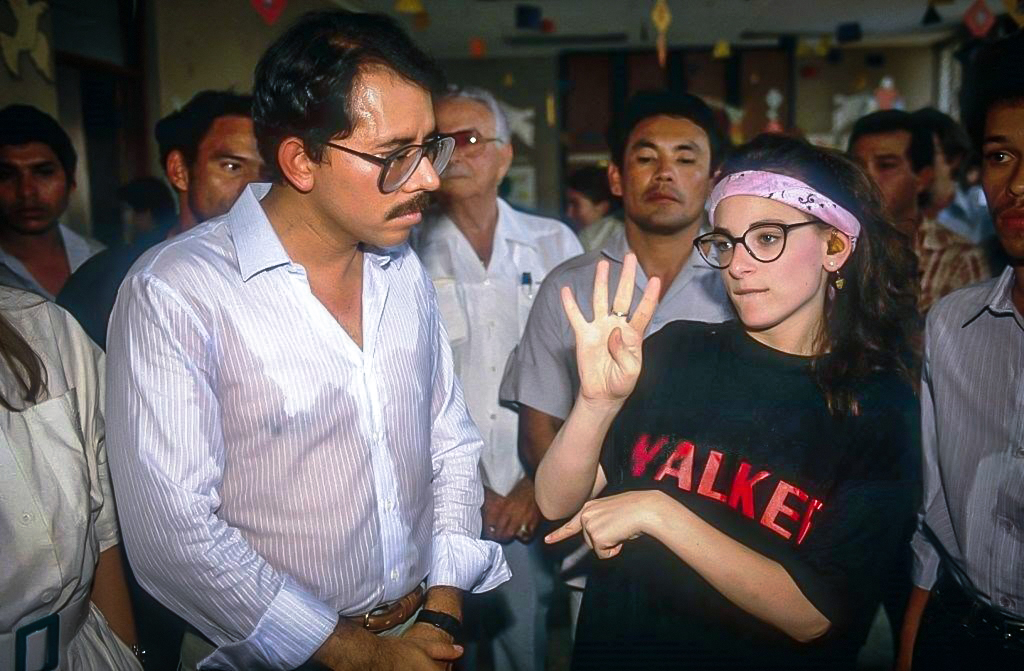 El entonces presidente Daniel Ortega durante su visita al rodaje de Walker en Granada. En la imagen, la actriz Marlee Matlin conversa con Ortega mediante un intérprete de lengua de señas. LA PRENSA / JULIO DONOSO