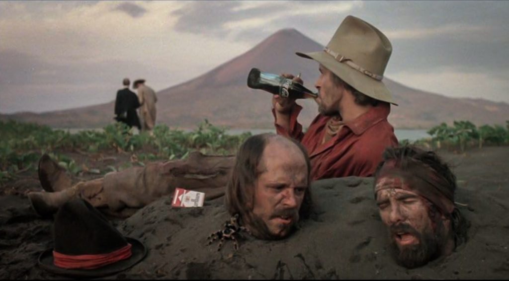 El anacronismo deliberado del director Alex Cox queda expuesto en esta escena con una botella de Coca-Cola y una cajetilla de Marlboro. LA PRENSA / UNIVERSAL PICTURES