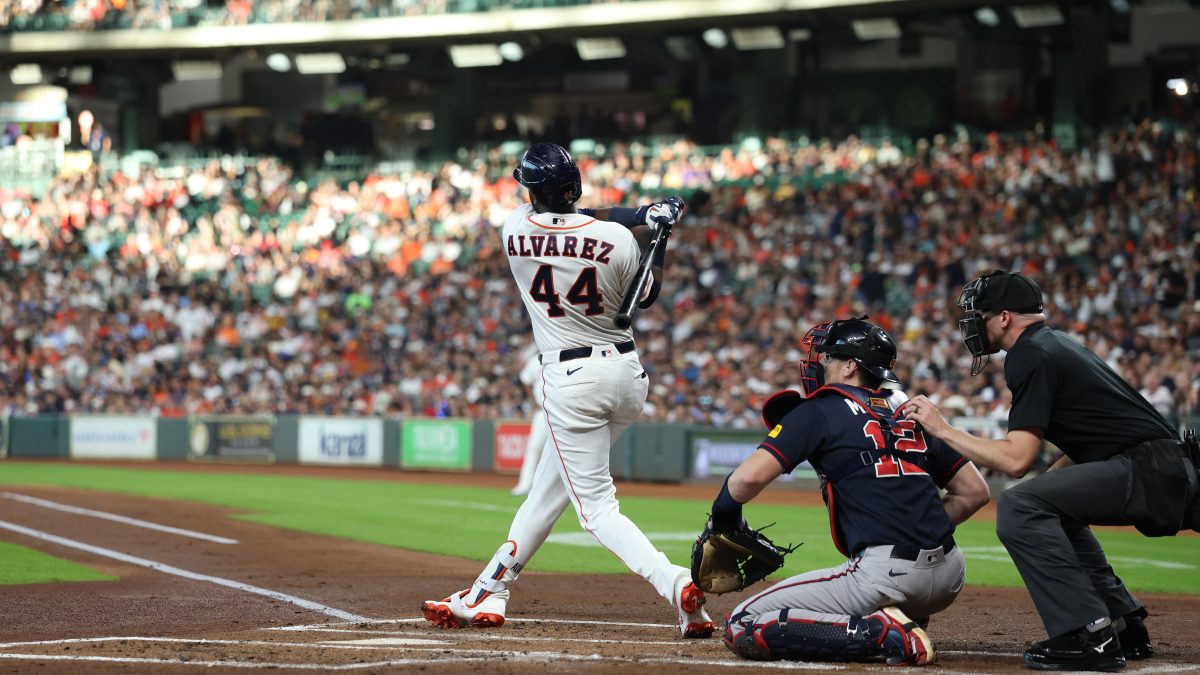 Yordan Álvarez disparó su jonrón 42 de la temporada para los Astros. LA PRENSA/AFP
