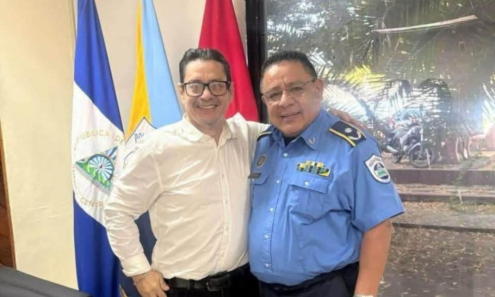 El abogado sandinista David Enmanuel Molina Lugo, junto a un comisionado general de la Policía. Foto: 100% Noticias/Facebook.
