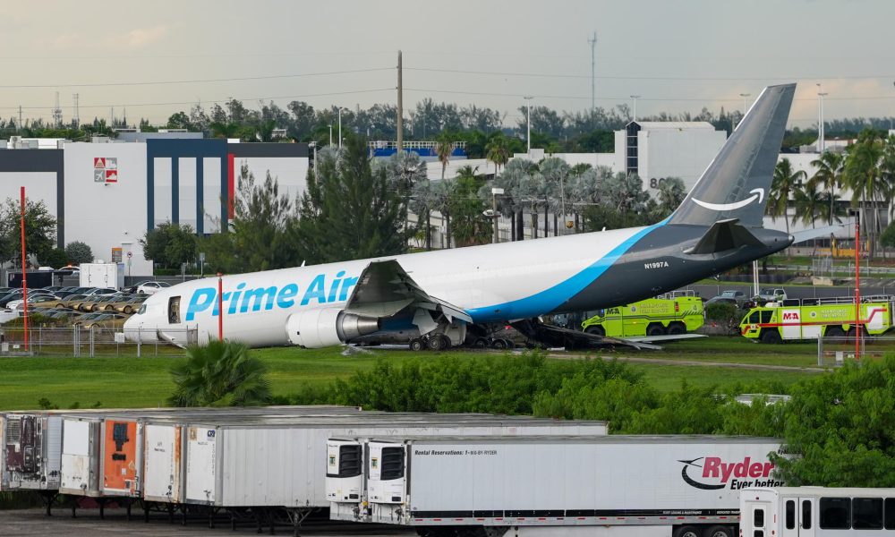 Fotografía de un avión de carga con el logotipo de Amazon este domingo, en el Aeropuerto Internacional de Miami (EE.UU.). EFE/ Alberto Boal