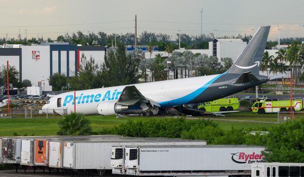 El avión de Amazon que se estrelló en Miami chocó con una furgoneta con siete pasajeros