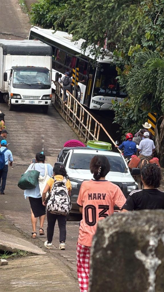 Ayudante de bus reaccionó oportunamente activando un freno de mano y evitar que el bus se precipita por un puente.