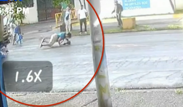 Una niña y su madre impactadas por un camión en un barrio de Managua. Foto: Telenica 8