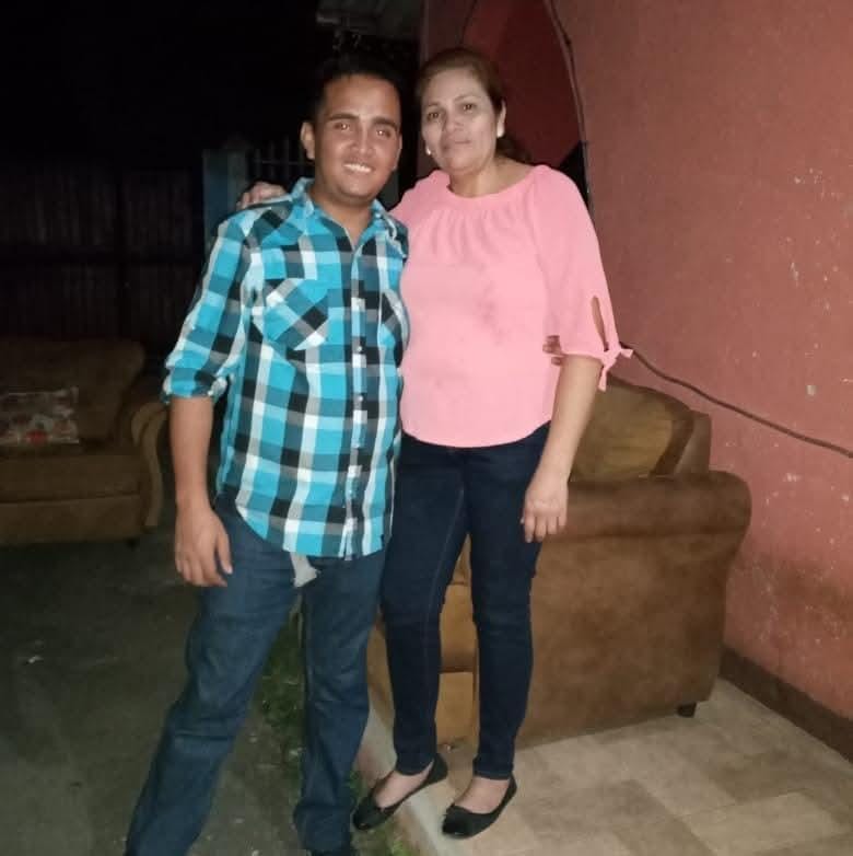 Amaru Balmaceda Ramírez (a la izquierda), junto a su mamá Lucía Carolina Ramírez (a la derecha). Foto: Amaru Balmaceda/Facebook.