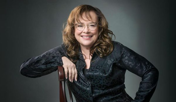 La poetisa estadounidense Adela Najarro, de padres nicaragüenses, acaba de ganar el American Book Award, un premio nacional en Estados Unidos, con el poemario Variations in Blue, titulado así en homenaje a la obra cumbre de Rubén Darío. LA PRENSA/ CORTESÍA