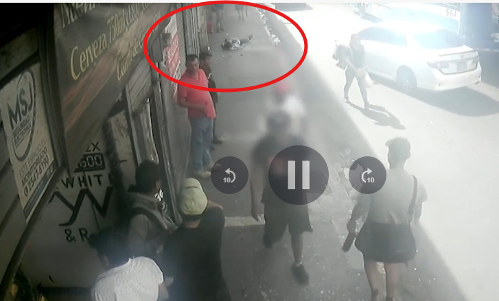 El cuerpo de López quedó tendido en la acera tras el ataque. Foto: Captura de pantalla.