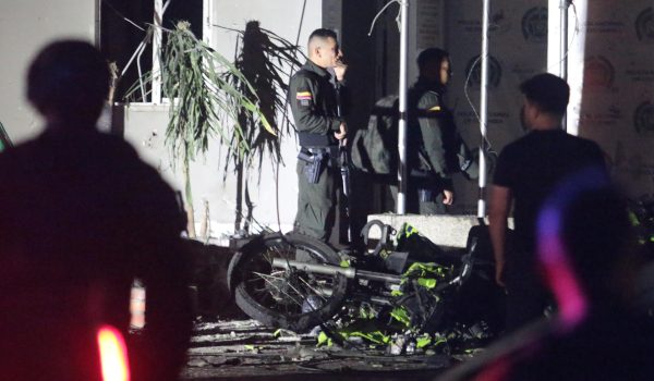 Coche bomba contra estación de policía de Colombia deja un muerto y 11 heridos