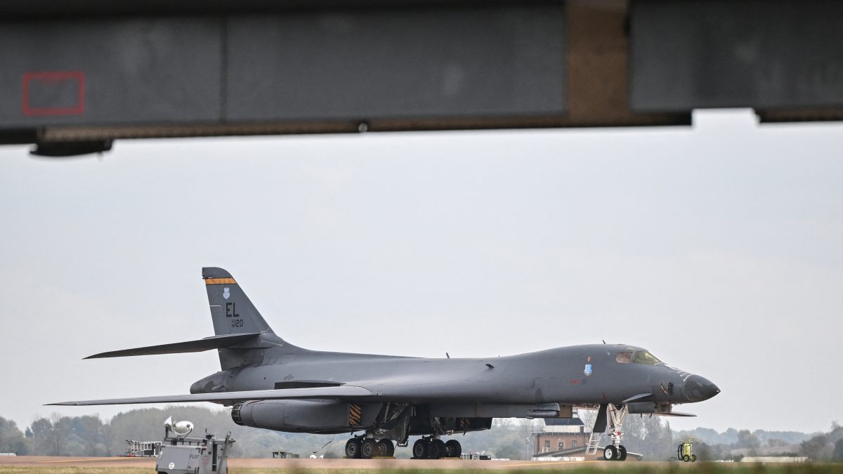 Un bombardero B-1 Lancer de la Fuerza Aérea de EE. UU. aparece en la pista de la base aérea de Fairford, mientras la policía antiterrorista británica investiga un incidente cerca de la base, en la localidad de Whelford. AFP