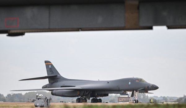 Un bombardero B-1 Lancer de la Fuerza Aérea de EE. UU. aparece en la pista de la base aérea de Fairford, mientras la policía antiterrorista británica investiga un incidente cerca de la base, en la localidad de Whelford. AFP