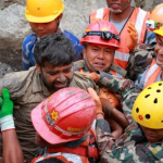 «Un milagro tras otro»: el increíble rescate de dos trabajadores que pasaron 9 días atrapados en un túnel tras la avalancha en Nepal