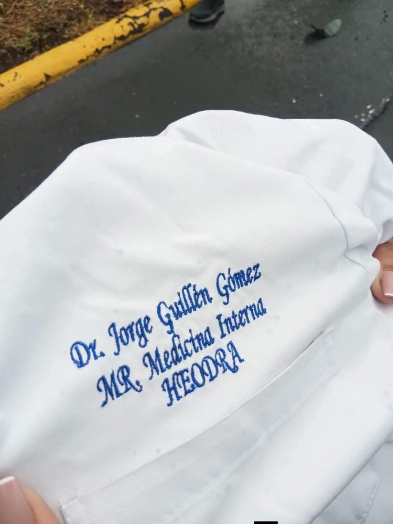 Uniforme del médico Jorge Humberto Guillén Gómez, de 28 años, quien murió en accidente de tránsito. Foto: Sapit Nica/Facebook.