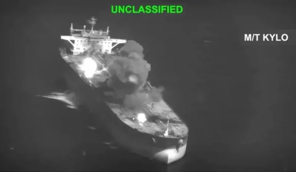 Las fuerzas estadounidenses atacaron el M/T Kylo, un petrolero vinculado a Irán, en el Golfo de Omán. Comando Central de EE. UU.