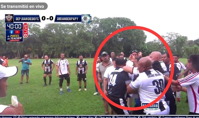 Marvin el Gato Narváez es sacado del campo de juego tras sufrir descompensación. Foto: El Pincel del Teacher Producciones/Facebook.