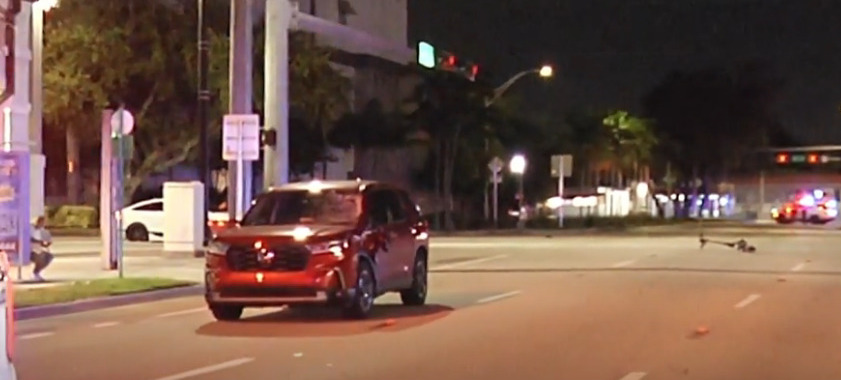 Carro rojo que impactó a la patineta en la que se trasladaba la nicaragüense Gabriela Reyes y su pareja. Foto: Univisión Miami.
