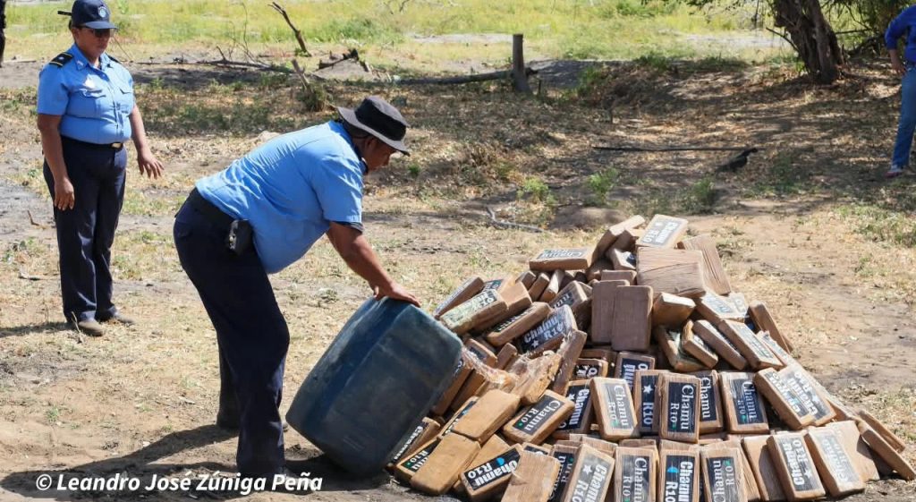 Policía incinera 694 kilogramos de cocaína incautados este pasado viernes en el municipio de San Rafael del Sur. Foto: El 19 Digital.