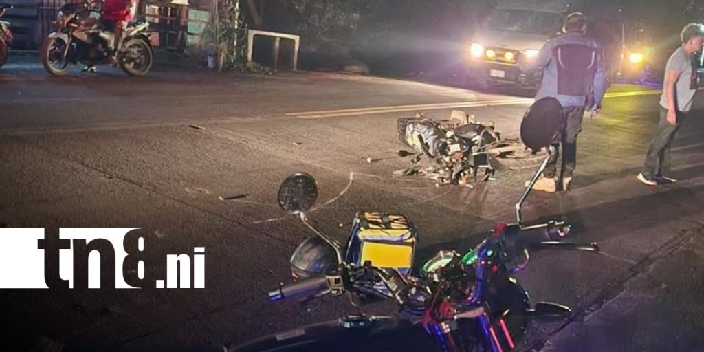 Dos motociclistas chocan frontalmente y uno de ellos mueren. Foto: Canal 8.