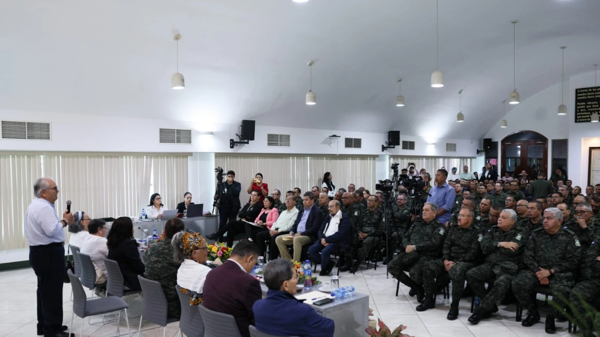 La cúpula del Ejército en la Asamblea Nacional el pasado 29 de julio, respaldando las últimas reformas constitucionales de los Ortega Murillo. A la derecha se observan a Gustavo Porras y, de espaldas, a la junta directiva de la Asamblea, entre quienes se encuentra el general Julio César Avilés. LA PRENSA/ ASAMBLEA NACIONAL